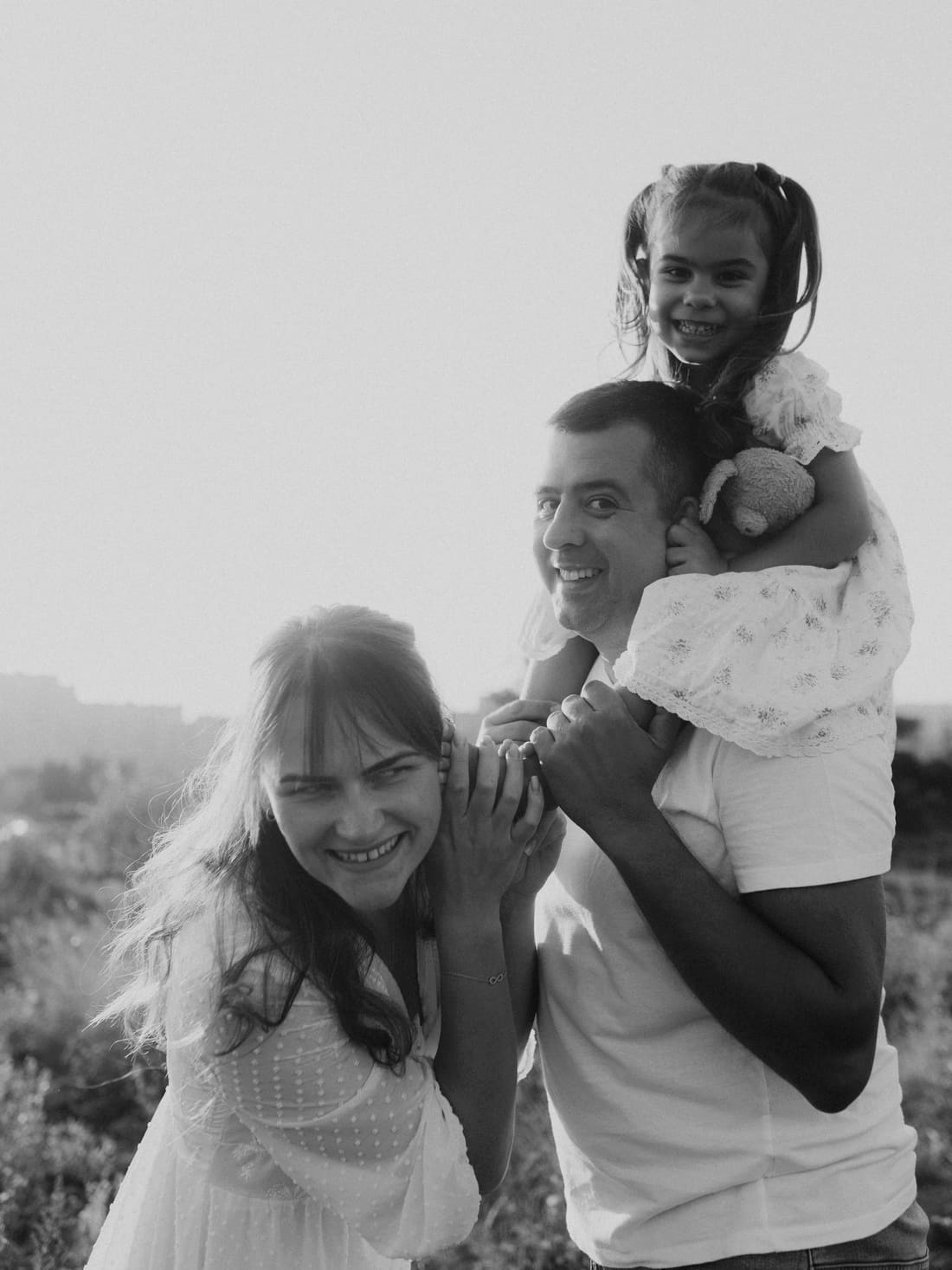 Imagem ilustrativa: pai, mãe e filha sorrindo